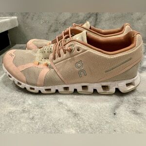 On cloud size 7 women